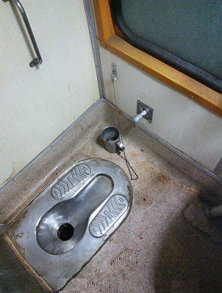 寝台列車の中のトイレ