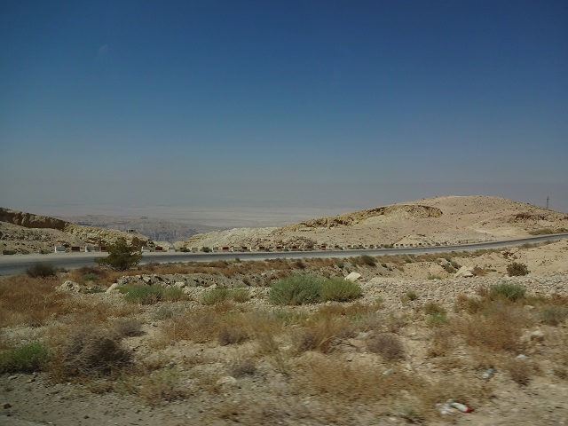 ヨルダンのワディラムから死海へ向かう途中