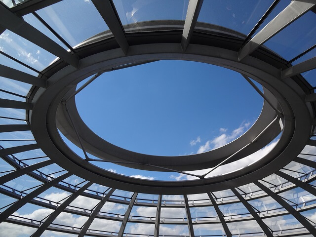 ドイツ連邦議会議事堂のガラスドームの天井