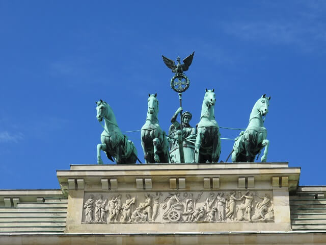 ベルリンのブランデンブルグ門の上の彫像
