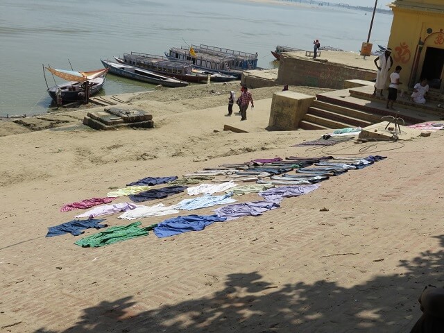 インド、ガンジス川そばに干される洗濯物
