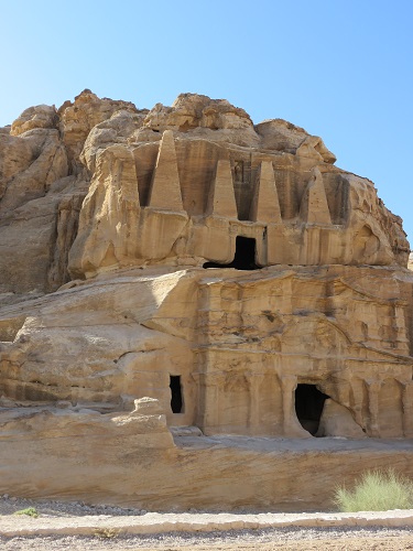ヨルダン・ペトラ遺跡のシーク手前にある遺跡