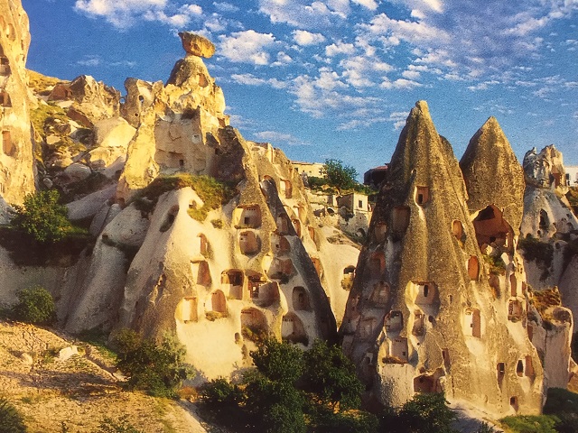 トルコのカッパドキアの岩に掘られた住居跡