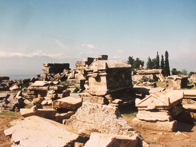 トルコのパムッカレのヒエラポリスに残る墓地