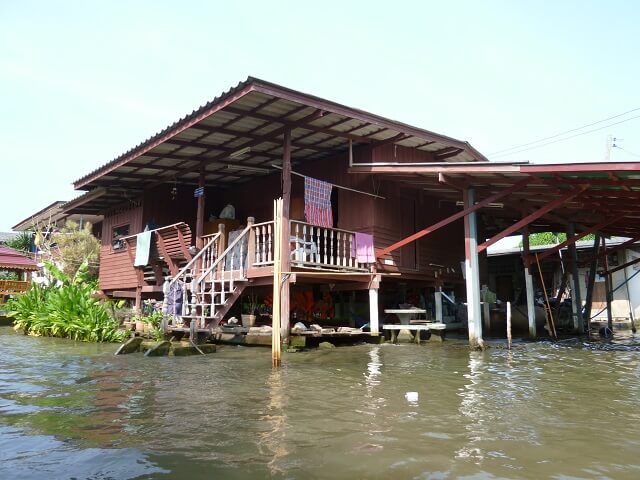 バンコクの水上マーケット近くの水上の家