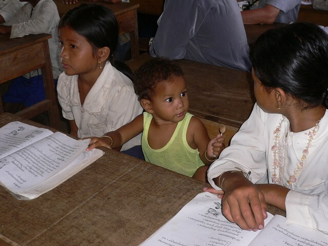 シェムリアップの小学校で学ぶ子供たち