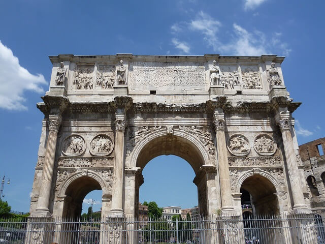 イタリアローマのコンスタンティヌスの凱旋門