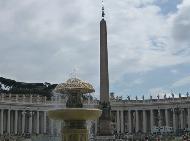 ローマ・バチカン市国のサンピエト広場のオベリスク