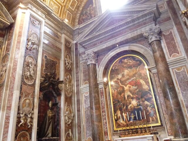 ローマ・バチカン市国のサンピエトロ大聖堂の内部