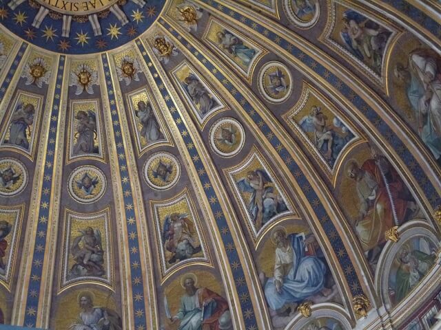 ローマ・バチカン市国のサンピエトロ大聖堂のドームのフレスコ画