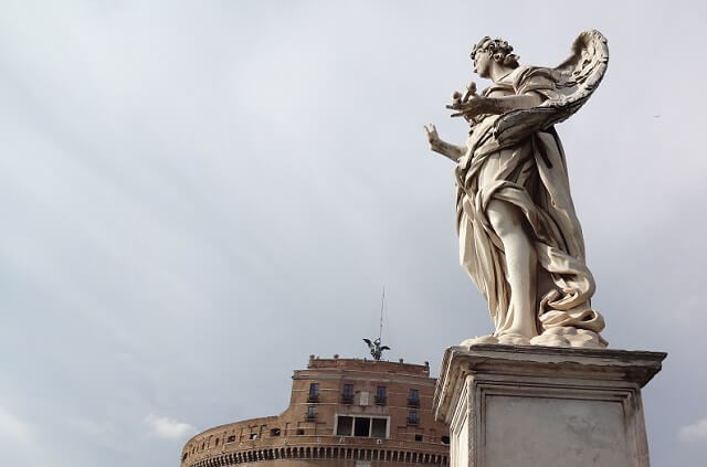 ローマのサンタンジェロ城と天使像