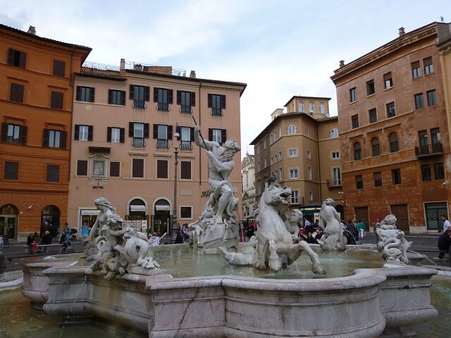 イタリア・ローマのナヴォ―ナ広場のネプチューンの四大河の噴水