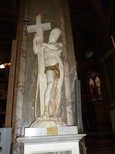 イタリア・ローマのミネルヴァ広場の教会のキリスト像