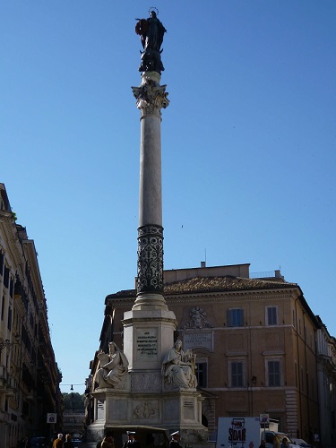 イタリア・ローマのスペイン広場近くのマリア像
