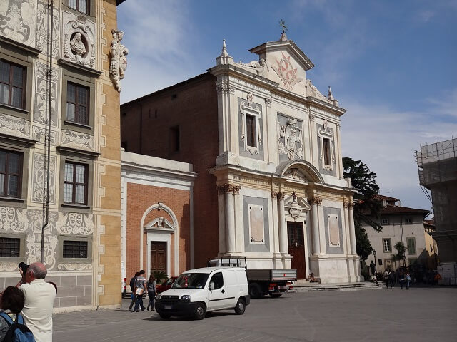イタリア・ピサのカヴァリエーリ広場にある教会