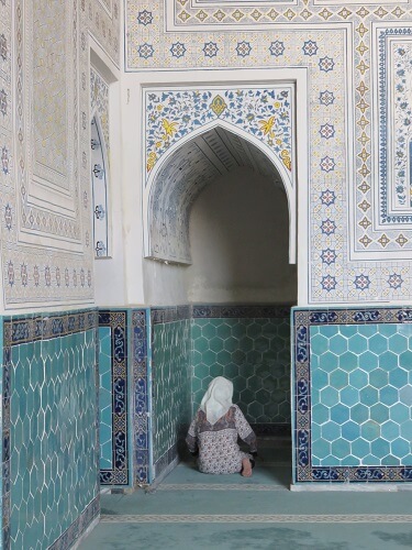 ウズベキスタンでお祈りする女性