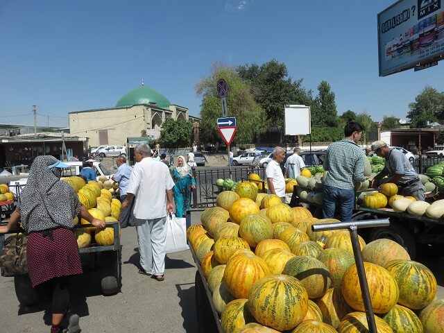 タシケントのチョルスバザールの外で売られている果物