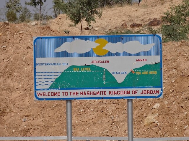 ヨルダンの死海エリアにある看板
