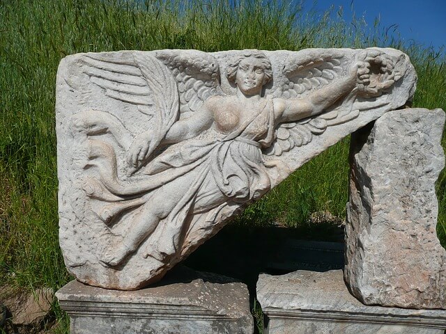 トルコのエフェソス遺跡の女神ニケ