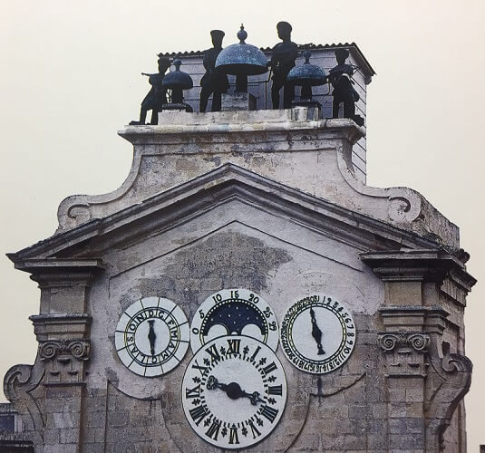 マルタの騎士団長の宮殿内のピントの時計