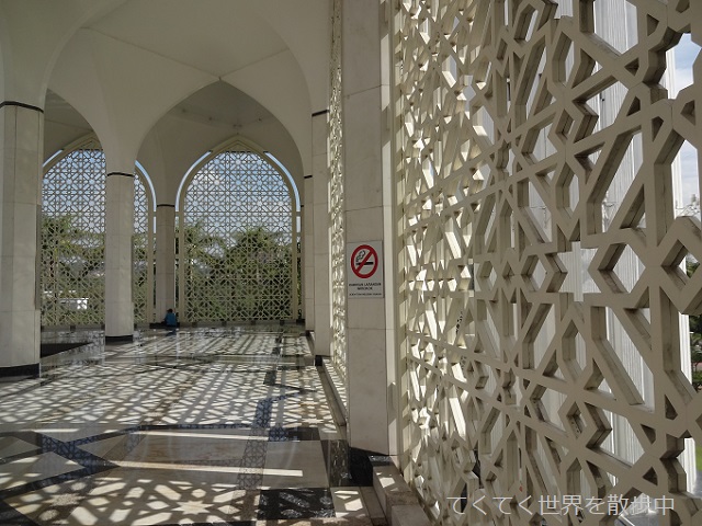 マレーシアのブルーモスクの白い回廊