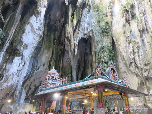 マレーシア・クアラルンプール郊外のバトゥ洞窟の奥の神殿