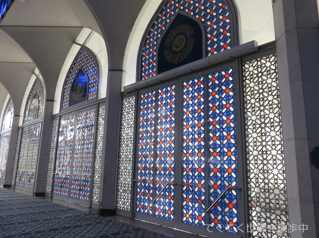 クアラルンプールのブルーモスクのステンドグラス