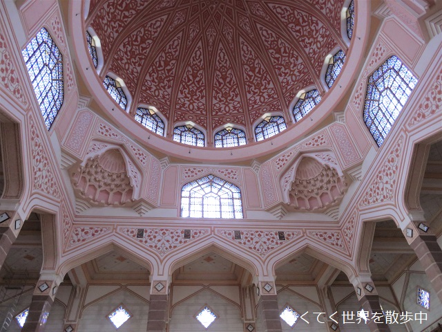 マレーシアのピンクモスクの内部