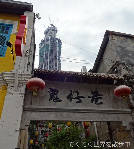 マレーシア・クアラルンプールの鬼仔巷と建設中のビル